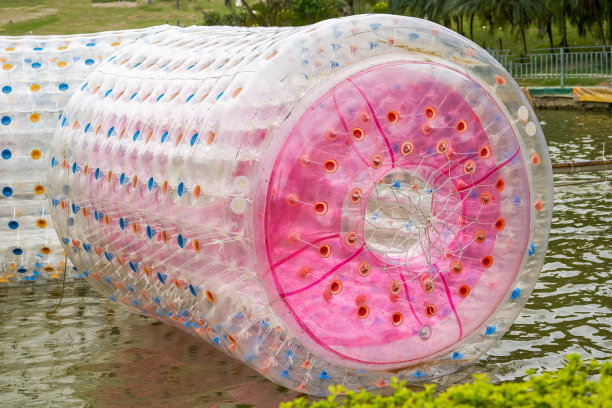 儿童游乐场旋转木马的特写图片下载