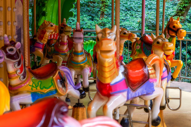 儿童游乐场旋转木马的特写图片下载