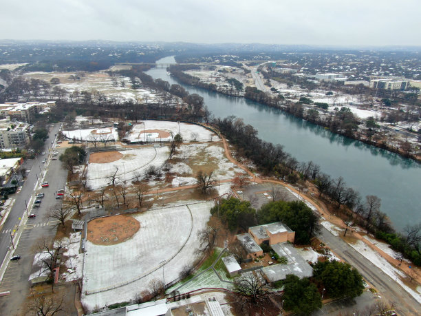 在一场暴风雪中，从德克萨斯州奥斯汀市中心的棒球场上空鸟瞰图片下载