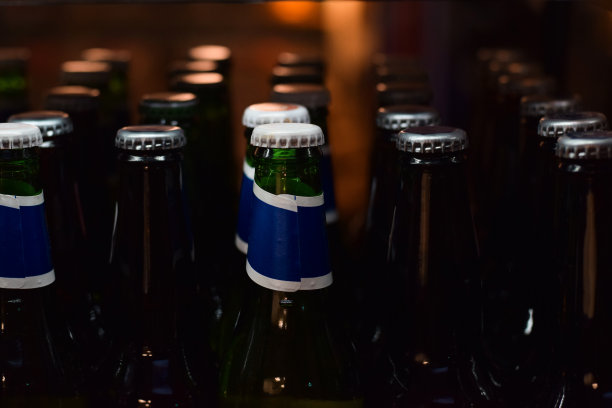 一排排出售的啤酒瓶图片下载