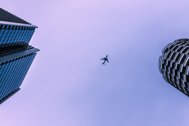 飞机穿过建筑物图片下载