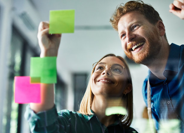 商务会议笔记纸女人年轻办公室团队合作战略想法玻璃女商人演讲同事研讨会图片下载