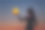 一名年轻女子手持满月，背景是红色的夕阳。占星术图片下载