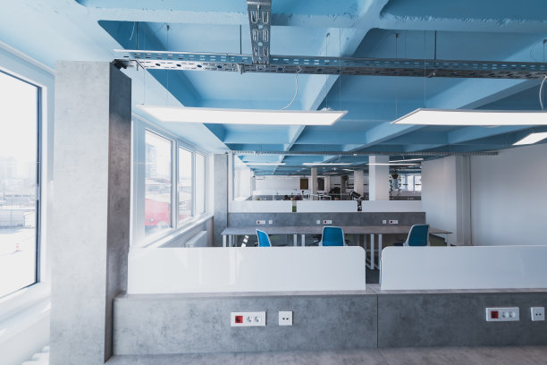 一个现代办公室的照片，在那里编程，数字营销和网页设计项目完成。办公室配有现代家具和玻璃办公室图片下载