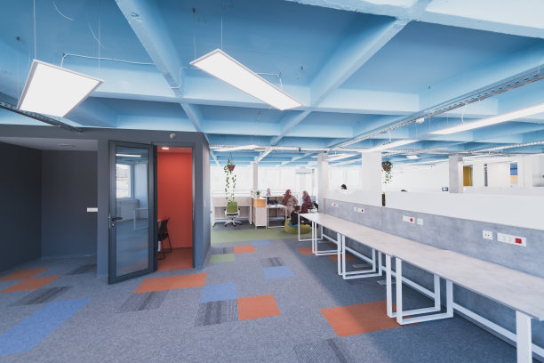 一个现代办公室的照片，在那里编程，数字营销和网页设计项目完成。办公室配有现代家具和玻璃办公室图片下载