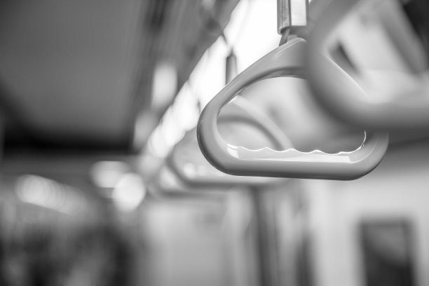 地铁车厢内整齐排列的扶手图片下载