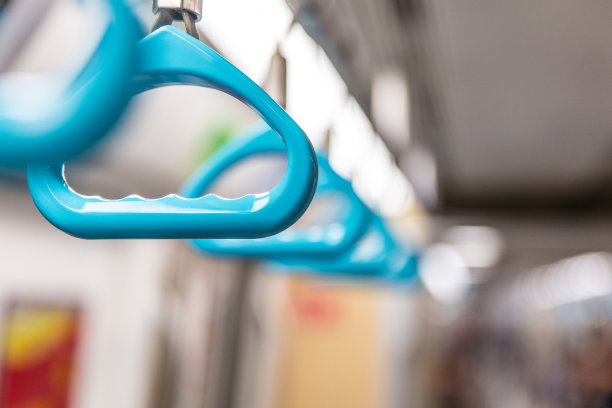 地铁车厢内整齐排列的扶手图片下载