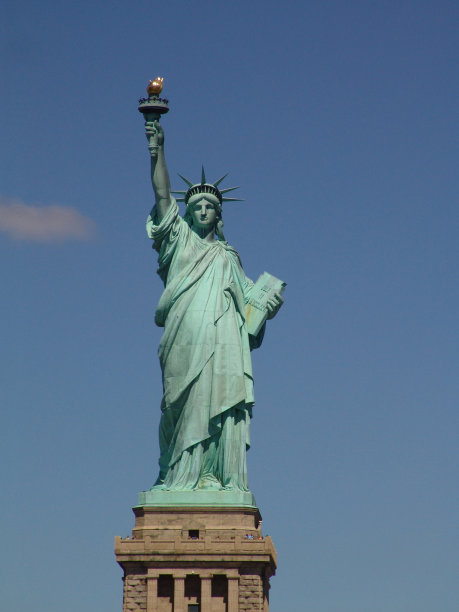 纽约阳光明媚的自由女神像图片下载
