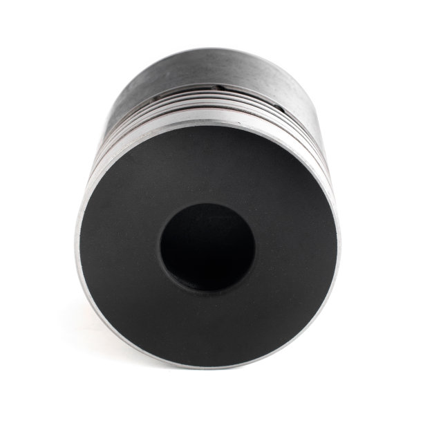 新活塞从汽车发动机孤立在白色背景图片下载