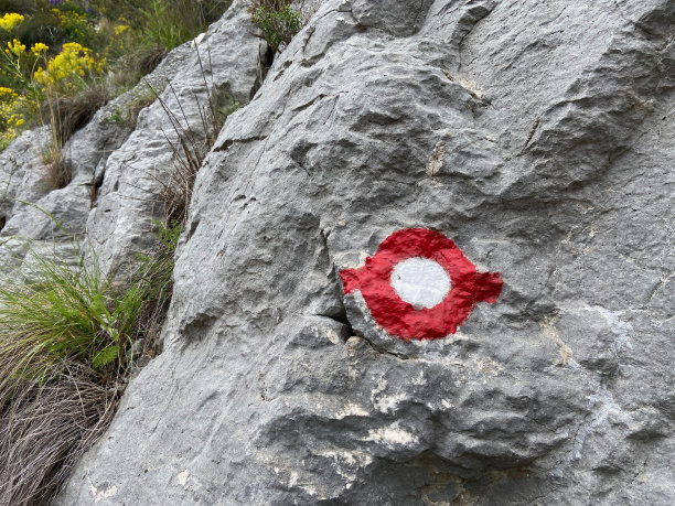 在克罗地亚的一条小路上，画在岩石上的路标图片下载