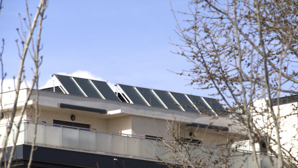 建筑物屋顶上的太阳能板图片下载