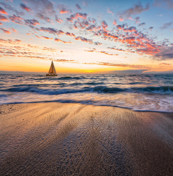 日落帆船美丽的海洋垂直图片下载