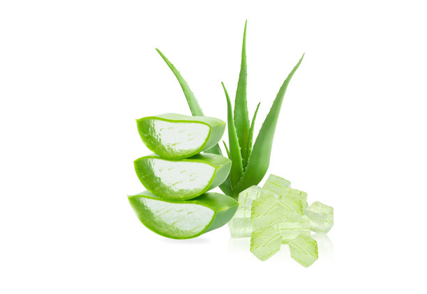 特写芦荟立方体凝胶在木制隔离白色背景，护肤和水疗美容的概念图片下载