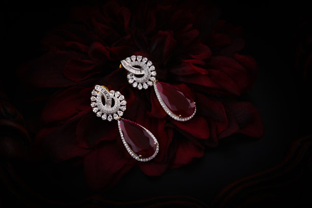 镶有钻石的红宝石耳环图片下载