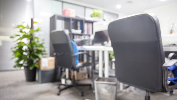 办公室内部背景的散焦效果图片下载