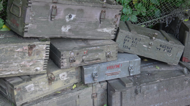 一堆装着弹药的旧军用绿色木箱。图片下载