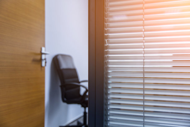 打开装有椅子和百叶窗的现代办公室的门图片下载