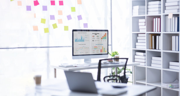 工作空间，木制办公桌和电脑在办公室工作空间与模拟笔记本电脑设备，工作空间的概念。图片下载