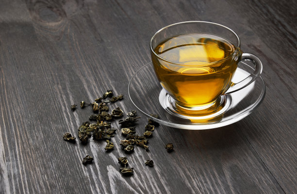 一杯黑木上的茶图片下载