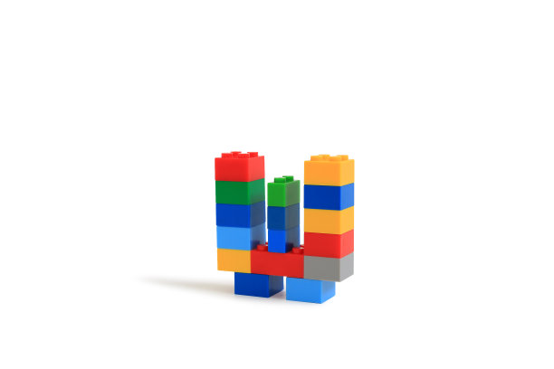 字母W从彩色塑料砖块构造器隔离在白色背景。图像与剪辑路径图片下载