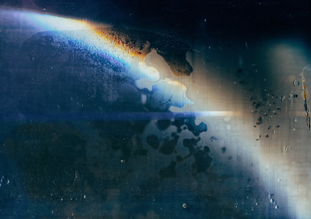 风化的玻璃灰尘划伤了湿旧的窗户图片下载