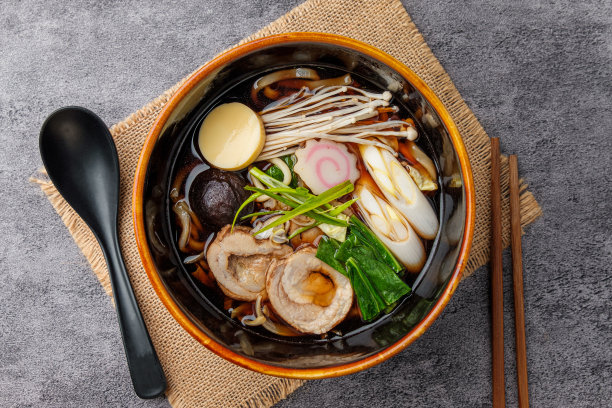 日本料理，乌冬面汤。图片下载