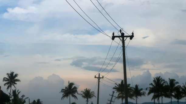 带横向电线的电线杆，可以看到蓝天。图片下载