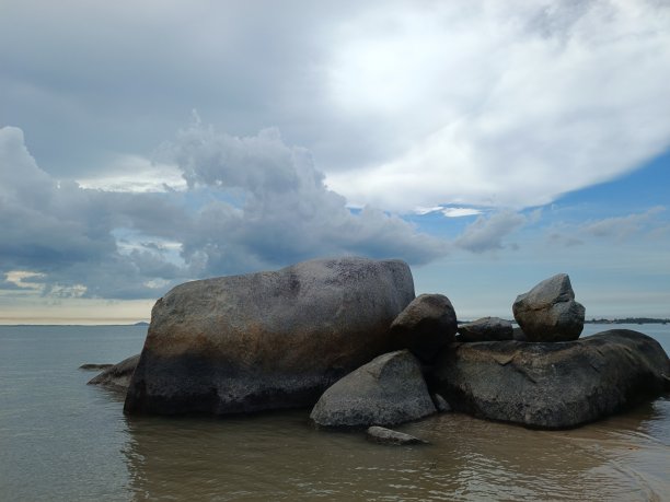 普达海滩-邦加岛，美丽的海滨风景，有几块大岩石高于水面，末端有热带树木图片下载