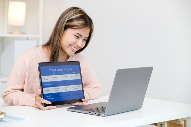 女性通过笔记本电脑在线学习英语，学习在线课程图片下载
