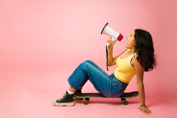 一个少女拿着扩音器尖叫的侧写图片下载