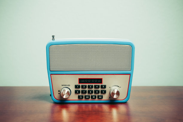 在墙前的背景木桌上的无线电接收机。图片下载