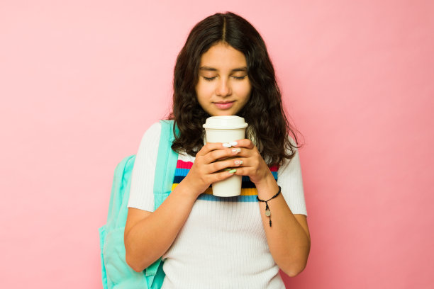 西班牙少女和学生在喝咖啡图片下载