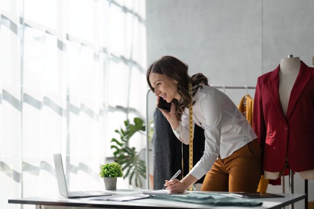 年轻女士时装设计师使用手机接收采购订单，小企业主，在线市场交付理念图片下载