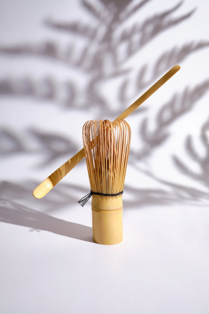 白底分离抹茶竹打蛋器。是时候喝传统的抹茶了。特写抹茶搅拌器图片下载