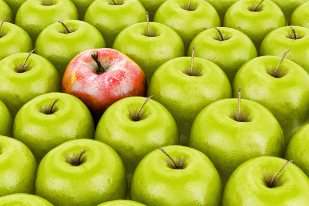 一个红苹果在绿苹果的背景上。三维渲染图片下载