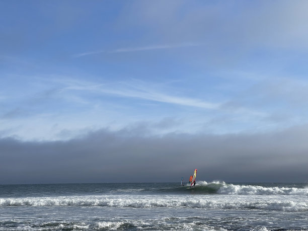 在波浪上滑行图片下载