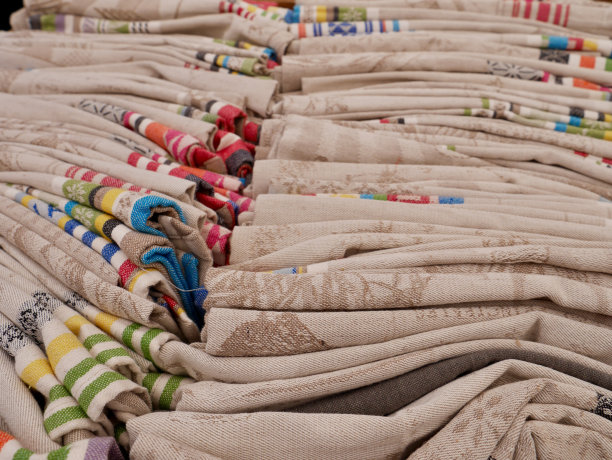 在普罗旺斯艾克斯，法国普罗旺斯的当地市场，各种手工制作的洗碗巾。图片下载