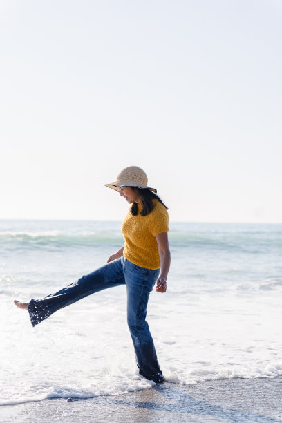 美丽的拉丁女人在沙滩上享受明媚的春日图片下载