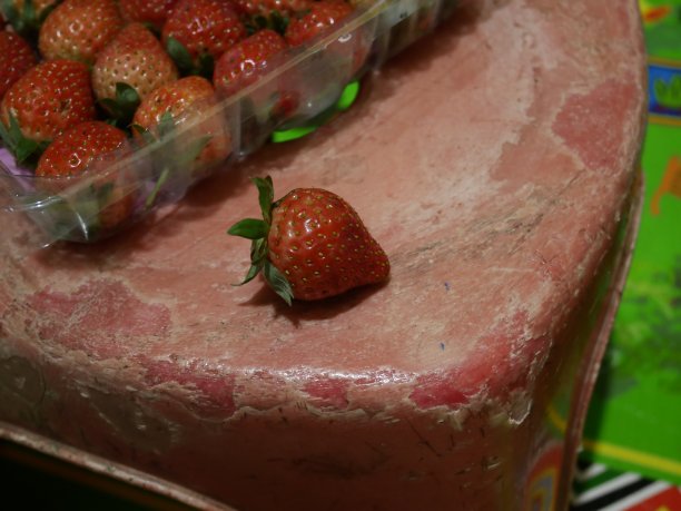 新鲜收获和包装的草莓图片下载