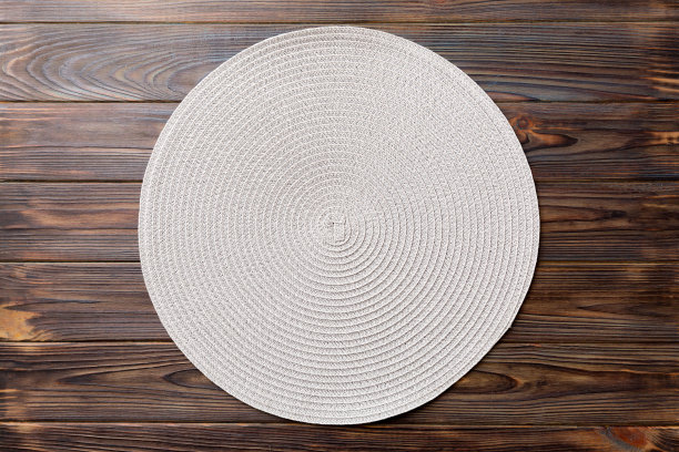 木制背景上供食物用的圆形桌布的俯视图。为你的设计留出空间图片下载