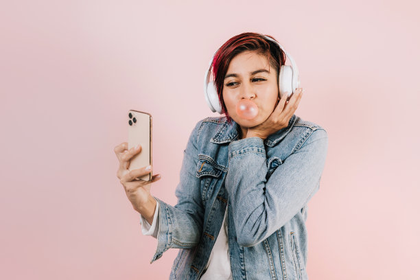 年轻的拉丁妇女嚼口香糖的肖像在墨西哥拉丁美洲，西班牙裔女性图片下载