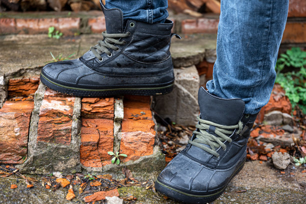 一双耐穿的男靴，双腿特写。图片下载