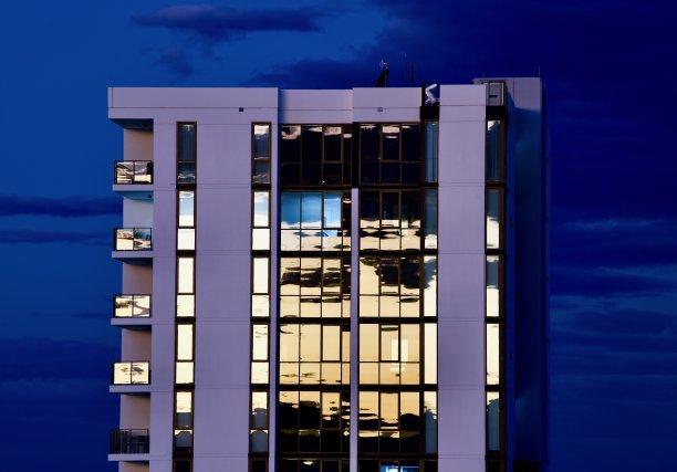 超浅蓝色和灰黄，日落光泽，宽滩，黄金海岸图片下载