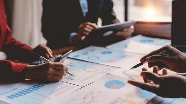 一群商业人士在会议上一起工作，提出新的想法商业项目。图片下载