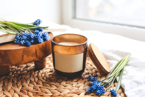 蜡烛与隔离标签在家庭内部图片下载