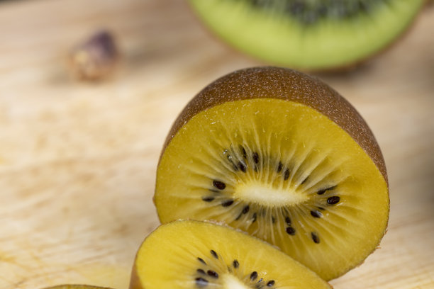 绿色和黄色猕猴桃切块，近距离观察图片下载