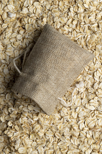 燕麦片倒入亚麻布袋图片下载