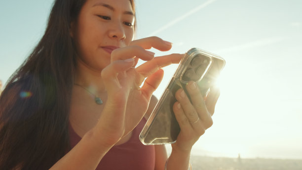 年轻女子用手机的手特写图片下载