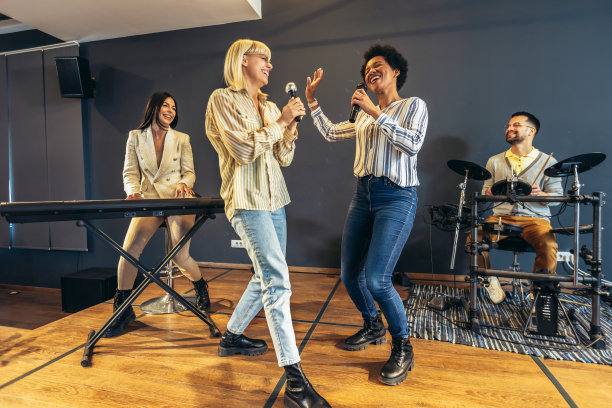 商务人士在团队建设研讨会上唱卡拉ok进行团队训练练习。图片下载