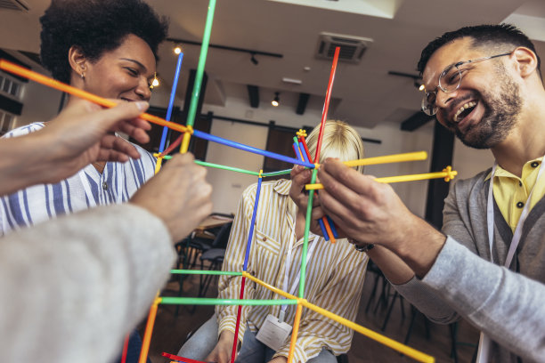 在办公室进行团队建设活动图片下载